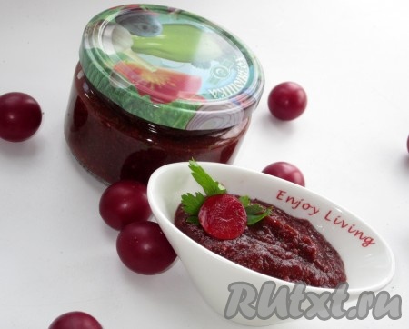 Готовый соус раскладываем в простерилизованные баночки, закатываем и храним в прохладном месте. Ткемали, приготовленный из алычи по этому рецепту, прекрасно дополнит блюда из рыбы, мяса и птицы. А зимой этот соус ещё и подарит воспоминания о солнечных летних днях.