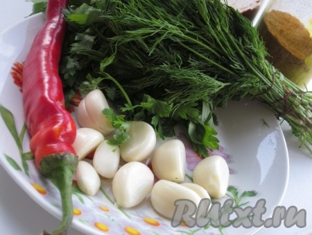 Моем укроп, кинзу, острый перец. Чистим чеснок.