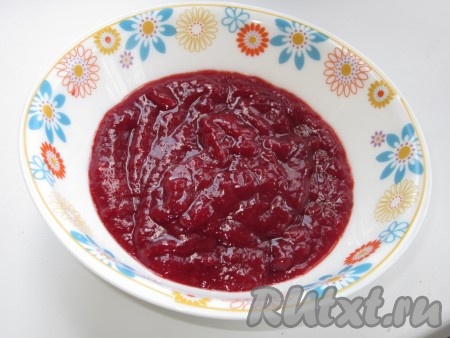 Сливы остужаем и перетираем через сито. Кожицу выбрасываем.
