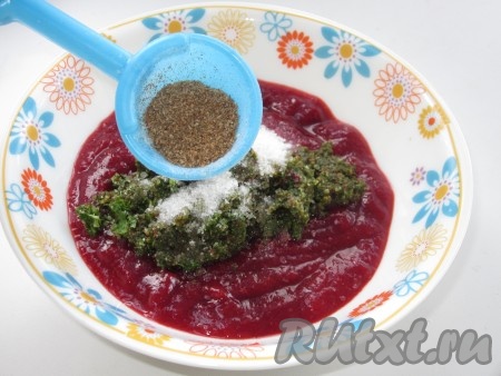 Всыпаем сахар, соль и молотый кориандр.
