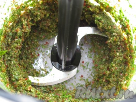 Взбиваем блендером чеснок, укроп, кинзу и перец.
