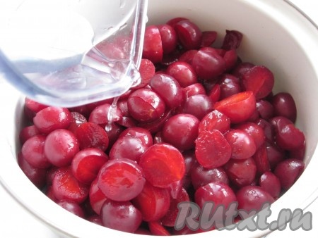 Выкладываем сливы в кастрюльку, заливаем водой (на 1 кг слив нужно примерно 1 стакан воды, но если сливы очень спелые, то воды понадобится меньше), ставим на огонь и варим, приблизительно, 5-7 минут. Слива не должна развариться, но при этом кожица с плодов должна легко отделяться.
