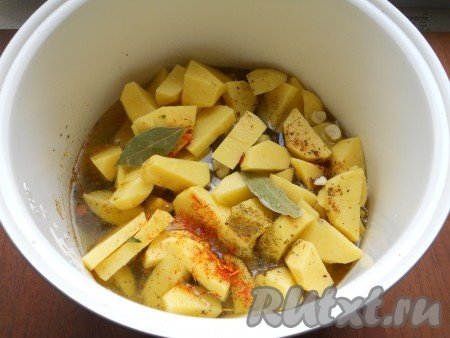 Влить горячую воду.