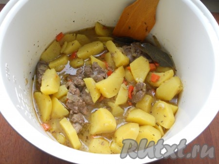 Накрыть мультиварку крышкой и выставить программу "Тушение" на 40 минут. Готовое блюдо оставить под закрытой крышкой еще на 10 минут.&nbsp;
