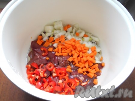 Добавить в чашу нарезанные кубиками лук и морковь, соломкой или кусочками сладкий перец. Выставить программу мультиварки "Жарка" на 20 минут. Готовить с открытой крышкой, через 10 минут печень с овощами аккуратно перемешать. Далее готовить до сигнала.
