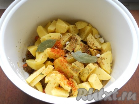 Затем добавить к печени нарезанный крупными кусками очищенный картофель. Всыпать соль, свежемолотый перец, добавить шафран, хмели-сунели, немного специй для мяса, лавровый лист и измельченный чеснок.
