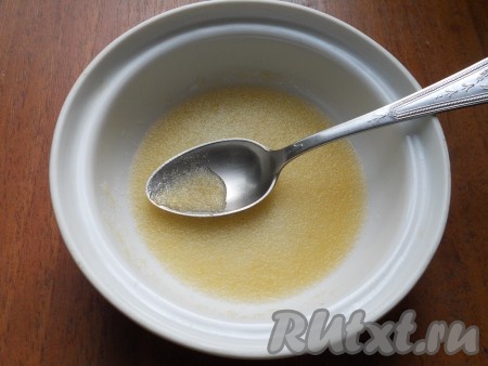 Желатин залить 1-2 столовыми ложками холодной воды, перемешать, оставить минут на 15 для набухания.