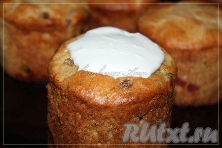 Готовые куличи смазать приготовленной глазурью.