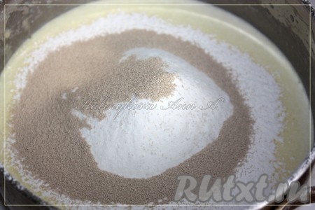 Всыпать дрожжи и просеянную муку.