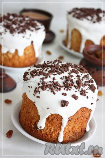 Сверху я посыпала шоколадом. Куличи, приготовленные без вымешивания теста, получаются очень вкусными.