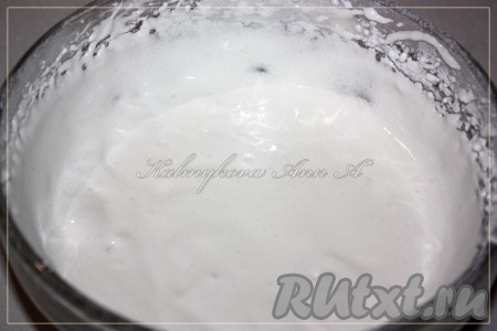 Готовые куличи достать из духовки. Теперь можно приступать к приготовлению глазури, для этого яичные белки нужно слегка взбить миксером, затем, не прекращая взбивать, постепенно добавить сахарную пудру, взбить. Глазурь должна получиться однородной, в меру густой.