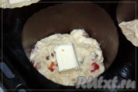 Выложить тесто в формы, не заполняя весь объём форм, сделать в тесте в нескольких местах углубления и вложить в них сливочное масло. Оставить тесто для подъёма. Когда тесто поднимется, отправить на 30-40 минут в духовку, разогретую до 170-180 градусов.