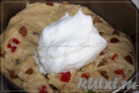 Аккуратно ввести взбитые белки ложкой в тесто.