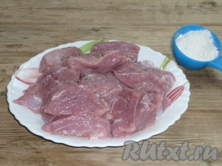 Посолить, поперчить мясо и обвалять в муке.&nbsp;
