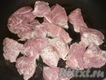 На хорошо разогретой с растительным маслом сковороде обжарить кусочки говядины с обеих сторон до румяной корочки.
