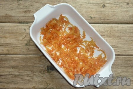 На дно формы для запекания выложить часть обжаренных овощей.
