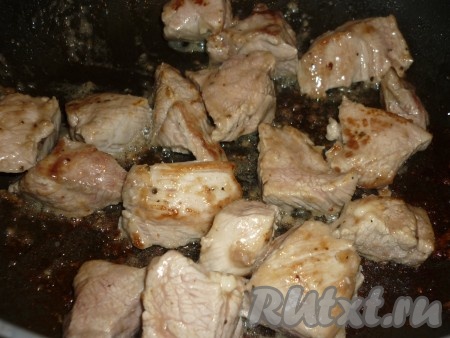 Огонь должен быть максимальным, чтобы мясо не приготовилось, а зарумянилась. Жарим примерно 5-7 минут, помешивая.&nbsp;
