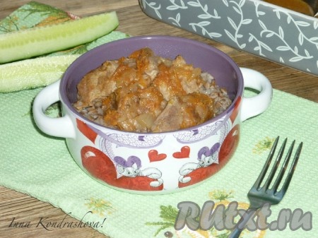 Подавать наивкуснейшую тушеную говядину, приготовленную в духовке, с гарниром и свежими овощами.&nbsp;
