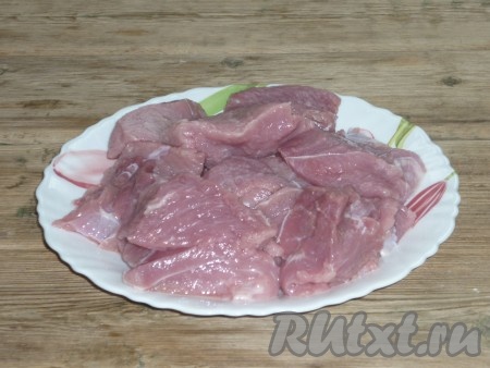 Говядину промыть под холодной проточной водой, обсушить и нарезать на кусочки среднего размера.&nbsp;
