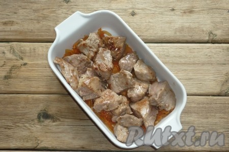 На овощи выложить кусочки говядины.
