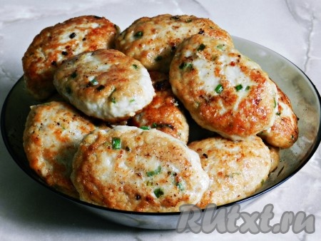 Обжарить котлеты на растительном масле с обеих сторон до золотистой корочки. Затем довести до готовности под крышкой на медленном огне или в духовке.