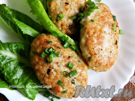 Вкусные и нежные котлеты с зеленым луком готовы.