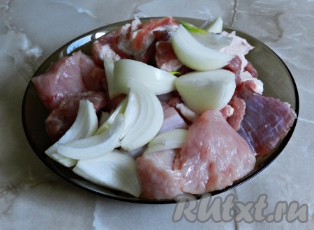 Мясо вымыть, нарезать небольшими кусочками. Лук очистить и тоже нарезать.