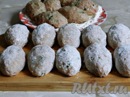 Из фарша сформовать котлеты, обвалять в муке.