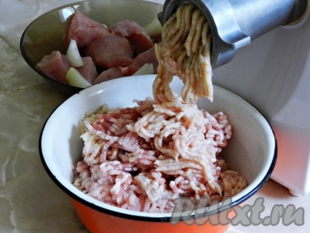Пропустить через мясорубку мясо, репчатый лук и хлеб.