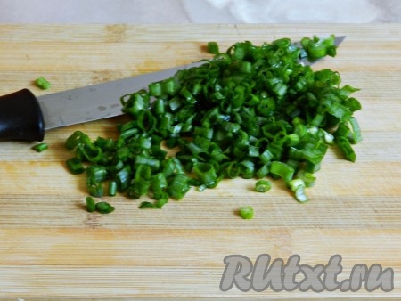 Лук зеленый мелко нарезать.