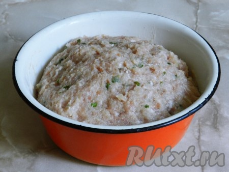 Тщательно вымесить фарш, несколько раз "отбить" его в миске, чтобы фарш стал однородным и немного вязким. Затем дать фаршу "отдохнуть" 20-30 минут. Тогда ваши котлеты с зелёным луком будут мягкими и не развалятся при жарке.
