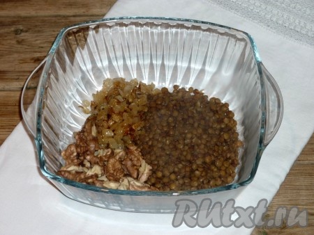 Чечевицу хорошо промыть и залить холодной водой, оставить на 30 минут, затем воду слить. Чечевицу залить новой холодной водой&nbsp;из расчёта 1:1,5 и поставить вариться.&nbsp;Довести до кипения, накрыть крышкой, уменьшить огонь и варить до мягкости, примерно 20-25 минут. Время варки зависит от сорта чечевицы, у меня была зелёная чечевица и за 25 минут она стала мягкой. За 5 минут до готовности чечевицу посолить. Грецкие орехи подсушить, помешивая, на сухой сковороде (это можно сделать и в микроволновке или духовке). Варёную чечевицу остудить, переложить в достаточно объёмную ёмкость, сюда же выложить обжаренные лук и чеснок, подсушенные орехи.