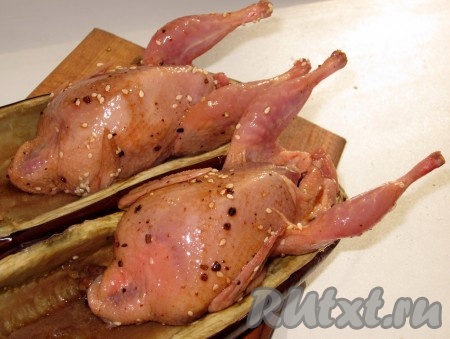 Выложить замаринованных перепёлок в баклажанные лодочки (половинки запеченных баклажанов, очищенных от мякоти) и отправить в в духовку, разогретую до 180 градусов. Запекать птицу до готовности (часть ножек можно завернуть в фольгу, чтобы они не подгорели).
