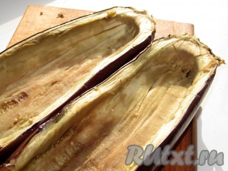 Из каждой запеченной половинки баклажана ложкой вынуть мякоть.
