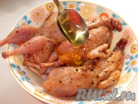 Добавить чайную ложку мёда, обмазать им перепелок и оставить мариноваться на один час, не забывая периодически переворачивать птицу.
