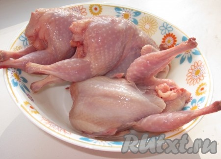 Перепелок вымыть, натереть солью (много не солите, ведь перепела будут мариноваться в соевом соусе, а он достаточно солёный) и паприкой.
