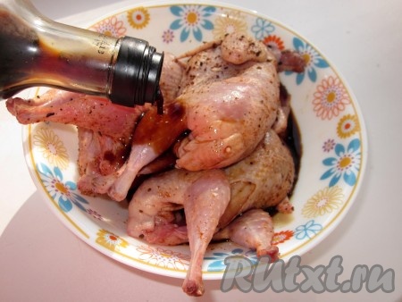 Полить перепёлок соевым соусом.
