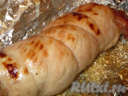 Через 30-40 минут после начала запекания, открыть фольгу и дать мясу зарумяниться. Готовый рулет вынуть из духовки, пока он ещё горячий смазать небольшим количеством мёда и оставить мясо до полного остывания.
