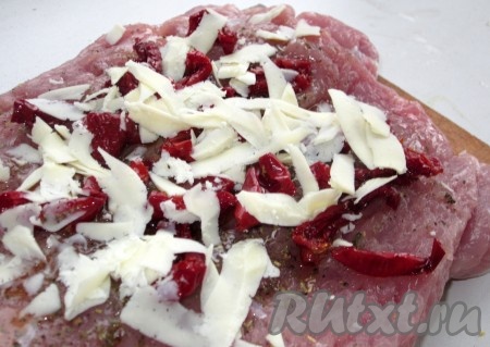 Посыпать сыром, натёртым на крупной терке.
