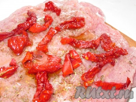 Отбитое филе индейки посыпать солью, перцем, любимыми травками-приправки, разложить вяленые помидоры.
