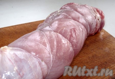 Мясо свернуть рулетом, обвязать нитками. Получившийся рулет завернуть в фольгу и отправить в духовку, разогретую до 180 градусов.
