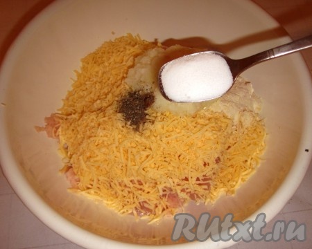 К сыру и мясу добавить соль, чёрный молотый перец и манку.