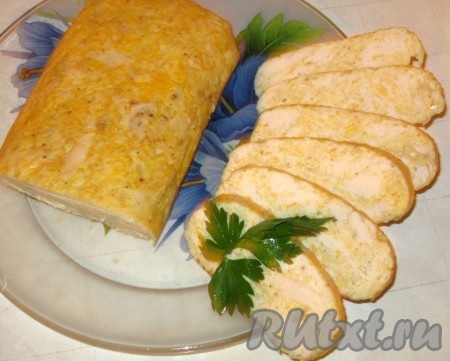 В конце запекания можно ненадолго открыть фольгу, чтобы хлеб из куриной грудки подрумянился. Готовое блюдо достать из духовки. Мясной хлеб получается нежным и очень вкусным, нарезать его и подать к столу.