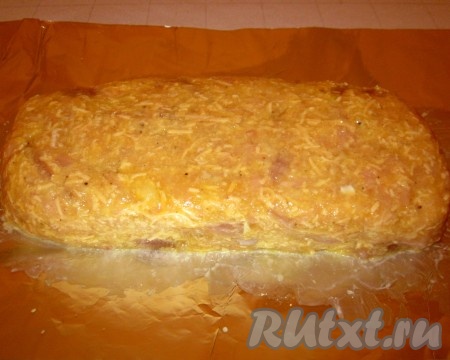 Полученную сырно-мясную массу тщательно перемешать и выложить на фольгу, формируя смоченными в воде руками хлебушек.