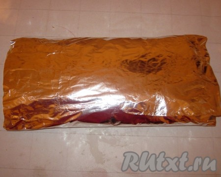 Завернуть мясную массу в фольгу и отправить в разогретую духовку, запекать минут 20 при температуре 180 градусов.