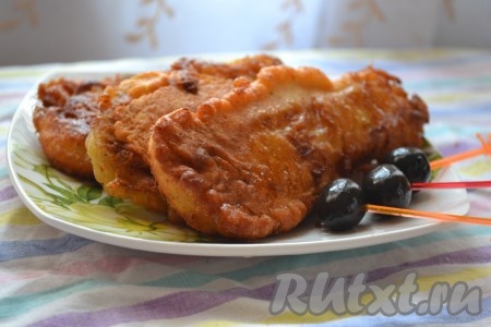 Каждый кусочек филе пангасиуса обмакнуть в кляр, выложить на разогретую с растительным маслом сковороду и жарить на среднем огне с двух сторон до образования золотистой корочки.
