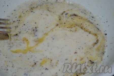 Приступаем к приготовлению кляра: яйца взбить вилкой с душистым перцем&nbsp; и щепоткой соли (можно добавить любимые травки по вкусу), влить молоко, перемешать и начать постепенно подсыпать муку, не переставая перемешивать. Кляр должен быть по консистенции похож на сметану: не слишком густой, но и не жидкий.