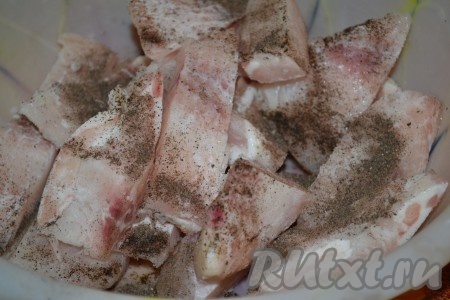 Филе пангасиуса вымыть, обсушить, нарезать на&nbsp; порционные кусочки, посолить и поперчить. 