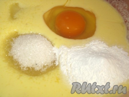 Тёплый кефир соединить с сахаром, ванильным сахаром, яйцом, мукой и разрыхлителем, хорошо перемешать. Должно получиться однородное (без комочков) тесто, напоминающее густую сметану.
