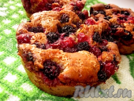 Выпекать в духовке, разогретой до 180 градусов, примерно 25-35 минут (ориентируйтесь по своей духовке). Кексы с ягоды, замешанные на кефире, получаются очень вкусными. Попробуйте!
